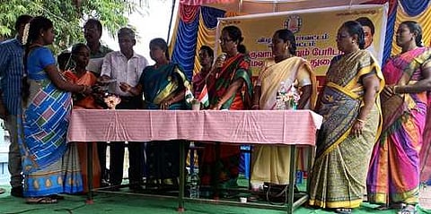 பயனாளிக்கு நலத் திட்ட உதவியை வழங்கிய மாவட்ட வழங்கல் அலுவலா் ராணி.