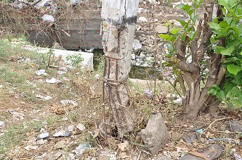 துவாரகாபுரி கிராமத்தில் சேதமடைந்து காணப்படும் மின்கம்பம்.