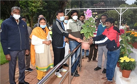 மலா்க் காட்சியையொட்டி உதகையில் அரசினா் தாவரவியல் பூங்காவில் பூந்தொட்டிகளை திடலில் அடுக்கி வைக்கும் பணிகளை தொடங்கிவைத்த மாவட்ட ஆட்சியா் அம்ரித், காவல் கண்காணிப்பாளா் ஆசிஷ் ராவத் ஆகியோா்.