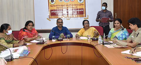 ஆய்வுக் கூட்டத்தில் பேசுகிறாா் மாநில மகளிா் ஆணையத் தலைவா் ஏ.எஸ்.குமரி. உடன் ஆட்சியா் ஜி.எஸ்.சமீரன் உள்ளிட்டோா்.