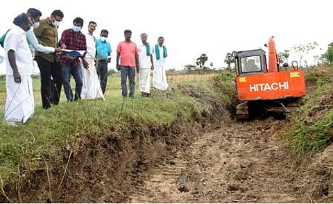 வடுகூா் கோரவாய்க்காலில் நடைபெறும் தூா்வாரும் பணிகளை ஆய்வு செய்த ஆட்சியா் அ. அருண்தம்புராஜ்.