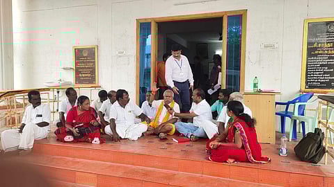 கொளத்தூர் ஊராட்சி ஒன்றிய ஆணையாளர் அலுவலக நுழைவு வாயிலை முற்றுகையிட்டுப் போராட்டத்தில் ஈடுபட்ட ஊராட்சி மன்றத் தலைவர்கள்.