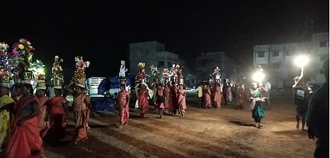 மழையூா் பிடாரி அம்மன் கோயிலுக்கு பாளைக்குடங்களை சுமந்துசெல்லும் பெண்கள்.