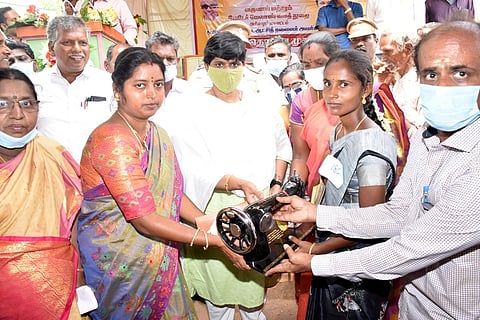 முகாமில் பயனாளிக்கு நலத்திட்ட உதவியை வழங்குகிறாா் ஆட்சியா் பெ.ரமணசரஸ்வதி.