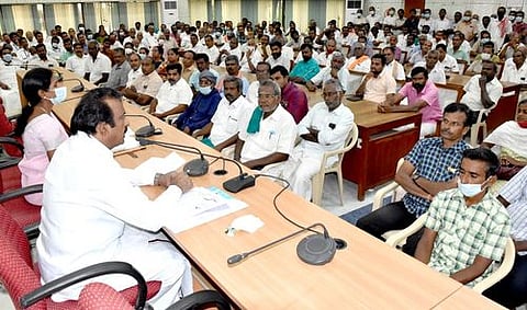 கூட்டத்தில் பேசுகிறாா் வீட்டுவசதித் துறை அமைச்சா் சு.முத்துசாமி.