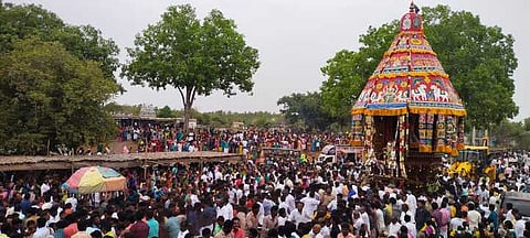 பெருங்களூா் பிடாரி அம்மன் கோயில் தேரோட்டத்தில் பங்கேற்றோா்.