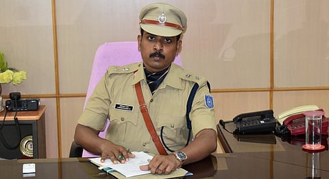 மாவட்ட முதுநிலைக் காவல் கண்காணிப்பாளராக பொறுப்பேற்ற ஆா். லோகேஷ்வரன்.