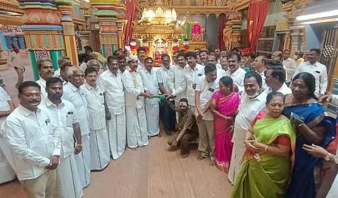 புதுச்சேரி மணக்குள விநாயகர் கோயிலில் தங்கத் தேர் இழுத்து அதிமுகவினர் வழிபாடு