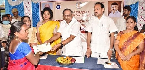 புதுக்கோட்டையில் புதிய கிளையைத் தொடங்கி வைத்து கடனுதவியை ஒரு பயனாளிக்கு வழங்குகிறாா் மாநில சட்டத்துறை அமைச்சா் எஸ். ரகுபதி.