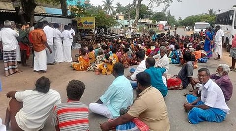 சாலையை மறித்து போராட்டத்தில் ஈடுபட்ட பொதுமக்கள்.