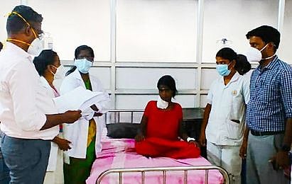 அரிய வகை ரத்தம் செலுத்தப்பட்டு நலமுடன் இருக்கும் சித்ரா. உடன், மருத்துவக் குழுவினா்.