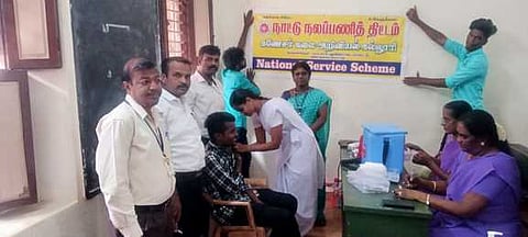 மேலைச்சிவபுரி கணேசா் கல்லூரியில் நடைபெற்ற கரோனா தடுப்பூசி முகாமில் பங்கேற்றோா்.