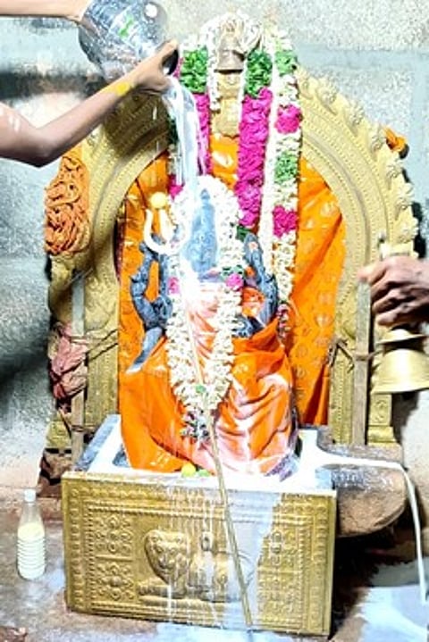 பால் அபிஷேகம்...