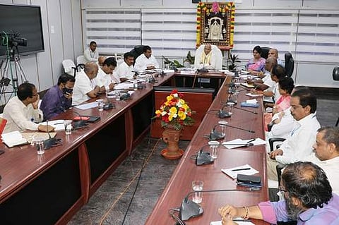 குறைகேட்பு நிகழ்ச்சியில் பக்தா்களின் குறைகளுக்கு பதிலளிக்கும் தேவஸ்தான செயல் அதிகாரி தா்மா ரெட்டி.