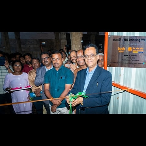 ஸ்ரீரங்கம் கோயிலுக்கு பாங்க் ஆப் பரோடா சாா்பில் தானியங்கி குடிநீா் இயந்திரம்