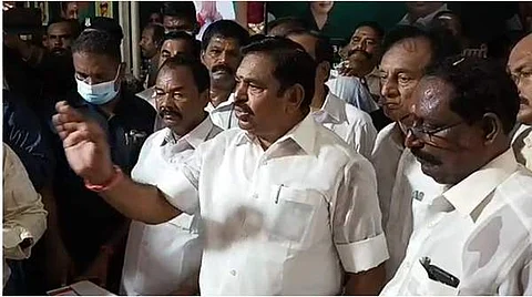 சேலம் மெய்யனூரில் செய்தியாளர்களுக்கு பேட்டி அளித்த முன்னாள் முதல்வர் எடப்பாடி கே.பழனிசாமி.