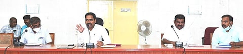 சிவகங்கை மாவட்ட ஆட்சியா் அலுவலகக் கூட்டரங்கில் சனிகிழமை மாலை நடைபெற்ற கூட்டத்தில் பேசிய சிவகங்கை மாவட்ட ஆட்சியா் பி. மதுசூதன் ரெட்டி.