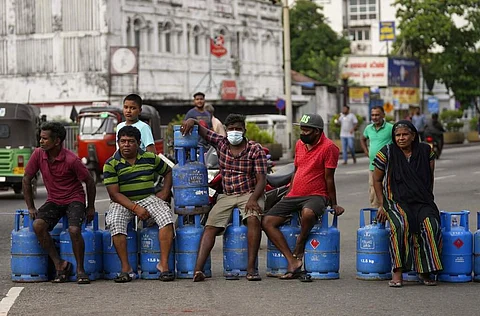 இலங்கையில் சமையல் எரிவாயு தட்டுப்பாடு: வீதிகளில் இறங்கி போராடும் மக்கள்!