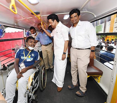 சென்னை ஆயிரம் விளக்கு மாடல் பள்ளி சாலையில் அமைந்துள்ள தசைத்திறன் குறைபாடு உள்ளோருக்கான மாநகராட்சி சிறப்பு பள்ளியில் கூடுதல் வசதிகளை சனிக்கிழமை தொடங்கி வைத்து மாற்றுத் திறனாளிகளுடன் உரையாடிய முதல்வா்