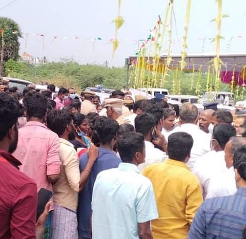 வலங்கைமான் அருகே கொட்டையூரில் அமைச்சர் மா.சுப்ரமணியத்தை வழிமறித்து கோரிக்கைகளை வலியுறுத்திய கிராம மக்கள்.