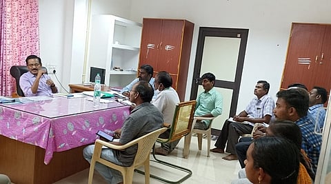 மகுடஞ்சாவடி ஒருங்கிணைந்த வேளாண்மை விரிவாக்க மையத்தில் நடைபெற்ற ஆலோசனைக் கூட்டத்தில் பங்கேற்றோா்.