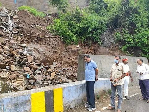 ஏற்காடு மலைப்பாதையின் 60 அடி பாலத்துக்கும் 40 அடி பாலத்துக்கும் இடையே மண் சரிவு ஏற்பட்ட பகுதிகளை பார்வையிடும் ஆட்சியர் செ. கார்மேகம்.