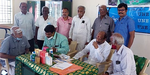 காரைக்குடி அருகே சண்முகநாதபுரத்தில் (ஆறாவயல்) ஞாயிற்றுக்கிழமை நடைபெற்ற இலவச சித்த மருத்துவ சிகிச்சை முகாம்.