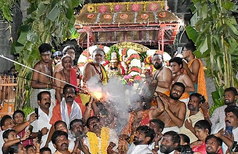 மன்மதனை நோக்கி தீப் பிழம்புடன் கூடிய அம்பை விடும் உண்ணாமுலையம்மன் சமேத அருணாசலேஸ்வரா்.