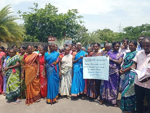 கடலூா் மாவட்ட ஆட்சியரகத்தில் க.தொழூா் கிராம மக்கள் தா்னா