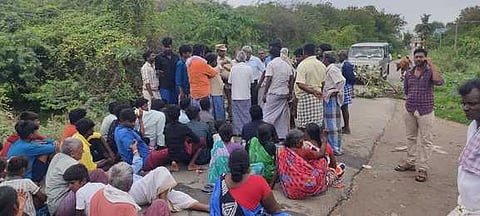 இடுகாட்டுக்கு பாதை வசதி கோரி கிராம மக்கள் மறியல்