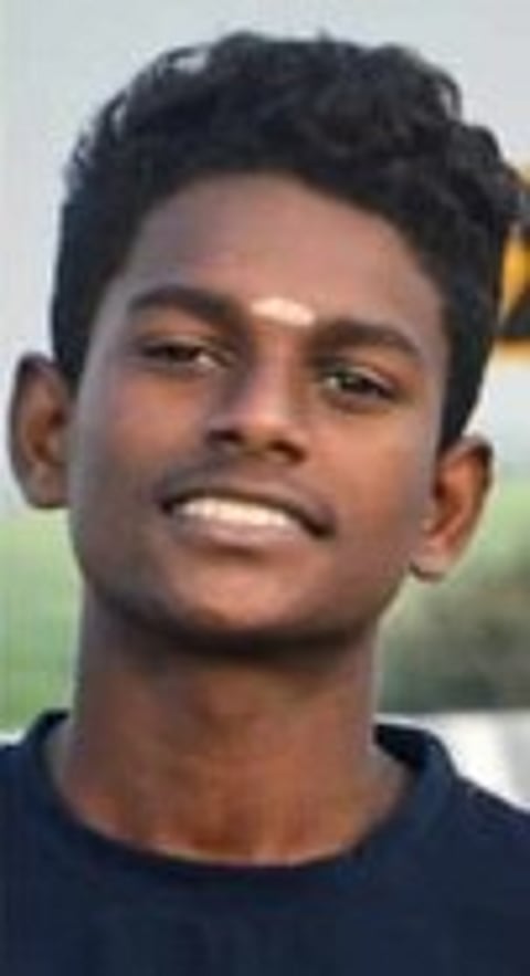 பரமக்குடியில் ஞாயிற்றுக்கிழமை இரவு அரசுப் பேருந்து மோதி பலியான பள்ளி மாணவா் எல்.கவின்குமாா்.