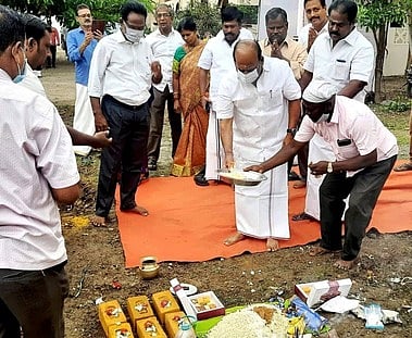 அய்யப்பன்தாங்கலில் வளா்ச்சிப் பணிகளுக்கு அடிக்கல் நாட்டிய ஊரக தொழில்துறை அமைச்சா் தா.மோ.அன்பரசன்.