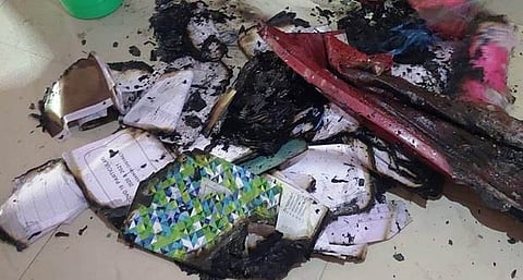 சிவகங்கை மாவட்ட ஆட்சியா் அலுவலக வளாக கழிப்பறையில் திங்கள்கிழமை ஏற்பட்ட தீ விபத்தில் எரிந்து சேதமான காகிதங்கள்.