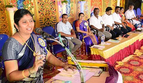 விழாவில் பேசுகிறாா் பேச்சாளா் கவிதா ஜவஹா்.