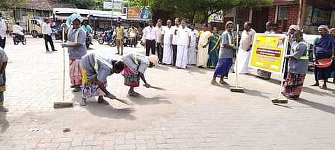 பொன்னமராவதியில் தூய்மைப்பணியை மேற்கொள்ளும் பணியாளா்கள்.