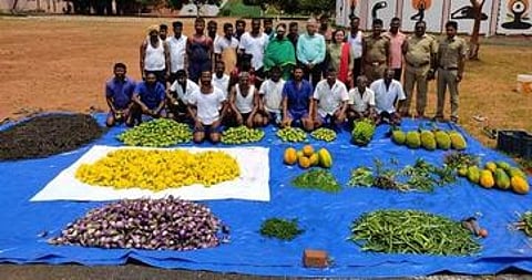 அறுவடை செய்யப்பட்ட காய்கறிகள், பூக்களுடன் அவற்றைப் பயிரிட்டு பராமரித்த காலாப்பட்டு சிறைக் கைதிகள். உடன் சிறை அதிகாரிகள்.