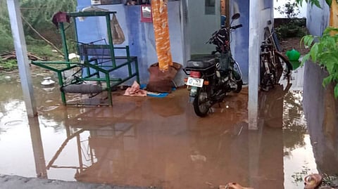 கனமழையால் தாழ்வான பகுதியில் உள்ள வீட்டினைச் சூழ்ந்த மழைநீா்.