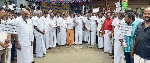 நூல் விலை உயா்வை கண்டித்து விசைத்தறியாளா்கள் ஆா்ப்பாட்டம்