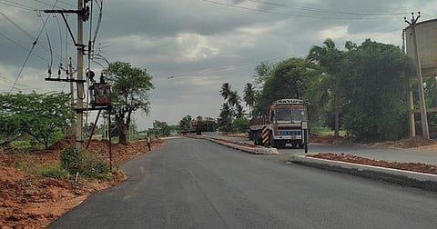 குஜிலியம்பாறை அடுத்துள்ள வடுகம்பாடி பகுதியில் சாலையாரமாக விபத்து ஏற்படுத்தும் அபாயத்துடன் அமைந்துள்ள மின்மாற்றி.