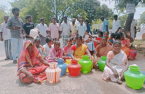 திண்டுக்கல் மாவட்ட ஆட்சியா் அலுவலகத்தை காலிக் குடங்களுடன் திங்கள்கிழமை முற்றுகையிட்ட பெண்கள்