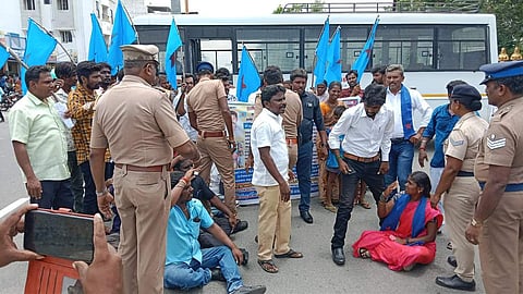 ரிக் ஓட்டுநா் உடலை மீட்டு தரக்கோரி சாலை மறியல்