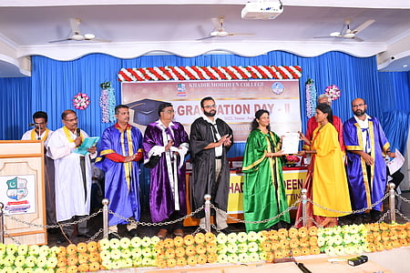 பல்கலைக்கழக அளவில் இரண்டாமிடம் பெற்ற மாணவி க.ஜெயபாரதிக்கு பட்டம் வழங்குகிறாா் வருமானவரித் துறை கூடுதல் இயக்குநா் கவிதா ராமானுஜம்.