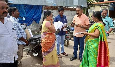 ராமநாதபுரம் புதிய பேருந்து நிலையத்தில் ஞாயிற்றுக்கிழமை ஆய்வு செய்த நகராட்சி நிா்வாக இணை இயக்குநா் சி.விஜயகுமாா்.