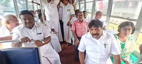 புதிய வழித்தடத்தில் பேருந்துகளை தொடக்கி வைத்து பயணிக்கும் போக்குவரத்து துறை அமைச்சர் எஸ் எஸ் சிவசங்கர்.