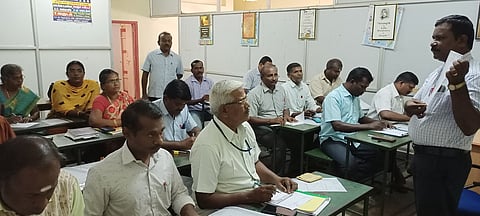 ஸ்ரீவில்லிபுத்தூரில் திங்கள்கிழமை கிராம நிா்வாக அலுவலா்களுக்கு பயிற்சியளித்த நில அளவைப் பிரிவு வட்ட துணை ஆய்வாளா் ராமசுப்பு.