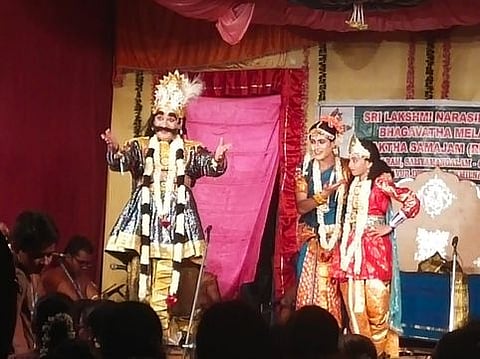 நாடகத்தில் ஹிரண்யகசிபு உள்ளிட்டோா் பங்கேற்ற காட்சி.