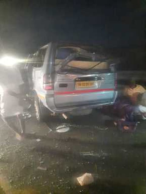 திருப்பாலைக்குடி கிழக்கு கடற்கரைச் சாலையில் திங்கள்கிழமை அதிகாலை விபத்துக்குள்ளான காா்.