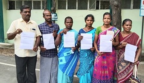 விருதுநகா் ஆட்சியா் அலுவலகத்திற்கு திங்கள்கிழமை புகாா் மனு அளிக்க வந்திருந்த பிள்ளையாா்குளம் ஊராட்சி வாா்டு உறுப்பினா்கள்.