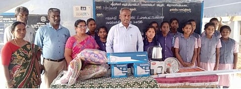 காரை அரசு மாணவியா் விடுதிக்கு தேவையான மின் விசிறி, விளக்குள் உள்ளிட்ட பொருள்களை வழங்கிய ராணிப்பேட்டை ஆட்சியா் தெ.பாஸ்கர பாண்டியன்.