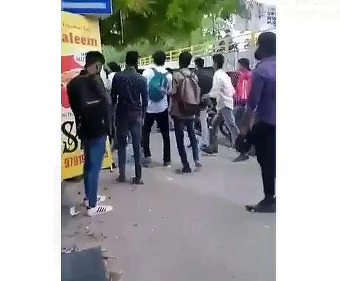 சென்னையில் கல்லூரி மாணவர்களுக்கிடையே மோதல்; கட்டையால் தாக்கும் விடியோ!